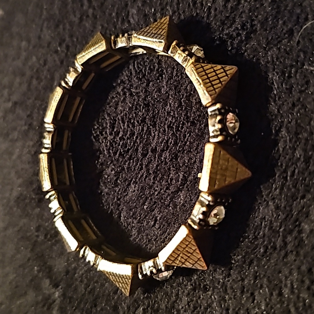 Women's pyramid bracelet